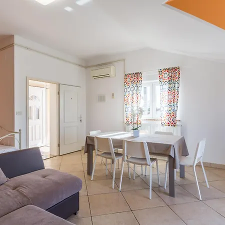 Trbovic Peaceful With Free Parking, Pet-friendly, And Bike Storage In Apartment Umag
